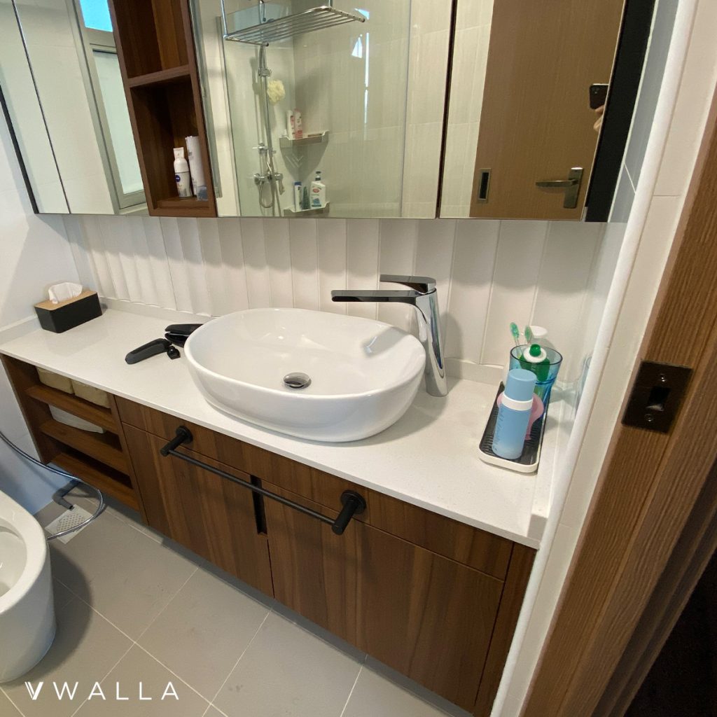 Vwalla's concave Fluted Panel Bathroom Toilet Vanity